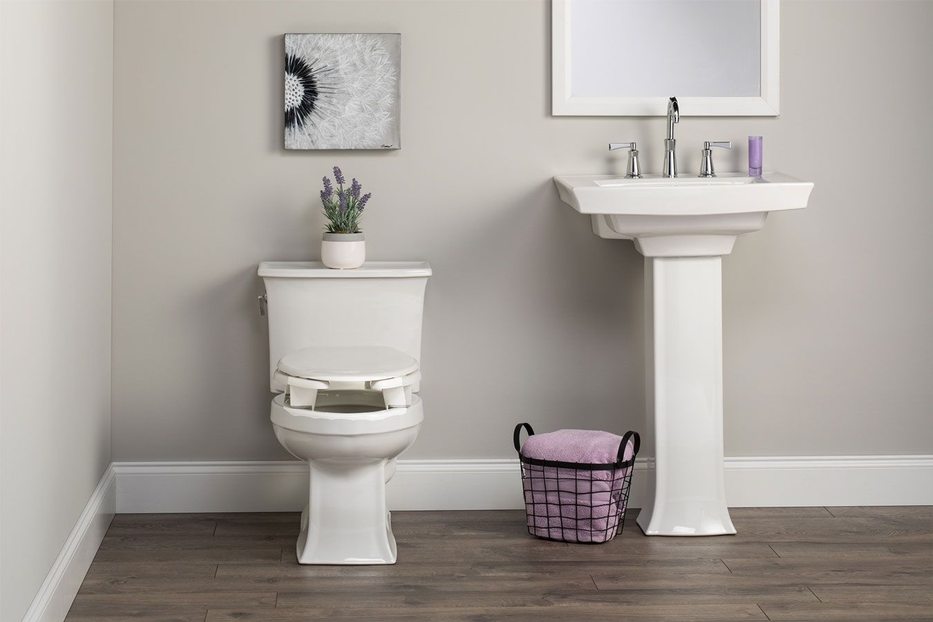 Asiento para sanitario alargado color blanco de plástico con elevación de 7.6 cm y Permajuste™
