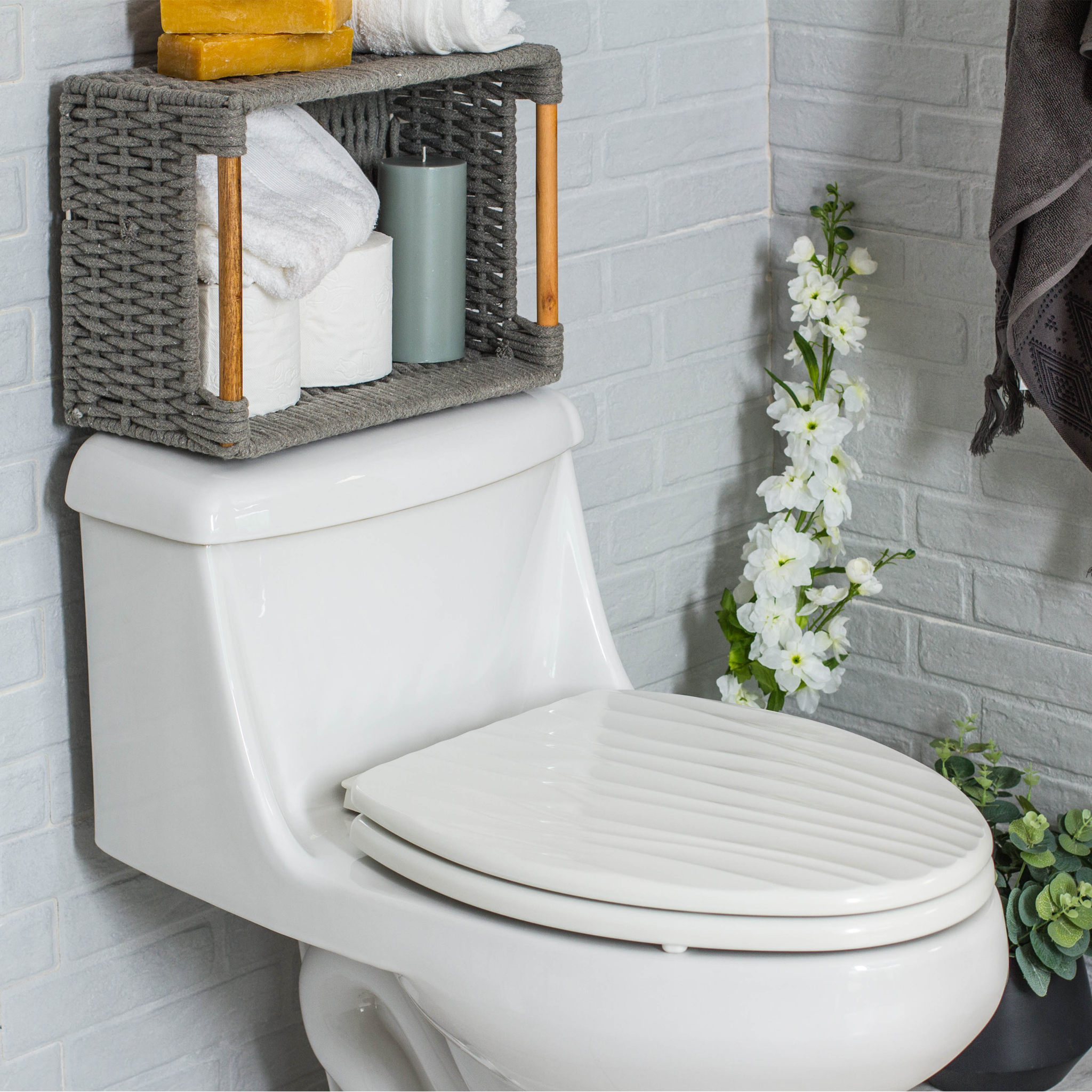 Asiento para sanitario Rainfall™ alargado color blanco de madera esculturado con Bisagras Ajustables, Cierre Lento y Fácil Limpia y Cambia™