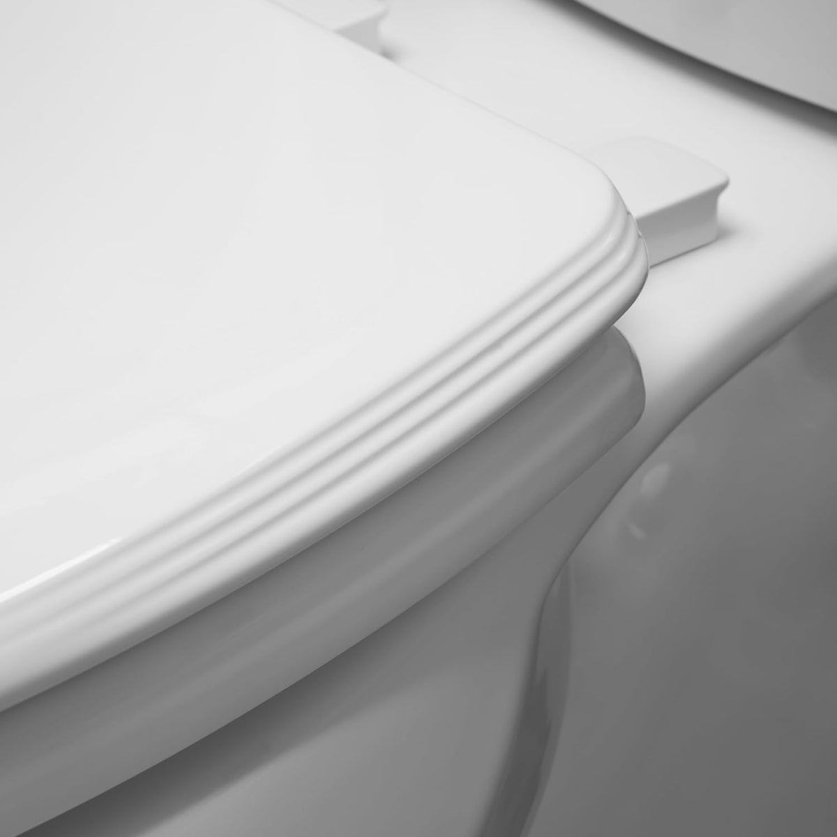 Asiento para sanitario Ashland™ alargado color blanco de madera con Bisagras Ajustables, Cierre Lento y Fácil Limpia & Cambia™