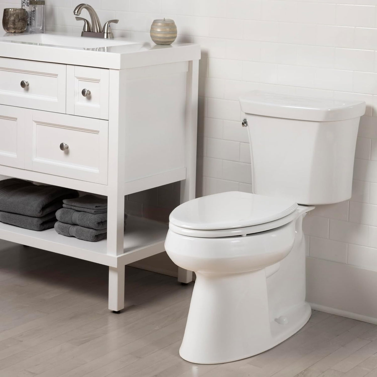 Asiento para sanitario Ashland™ alargado color blanco de madera con Bisagras Ajustables, Cierre Lento y Fácil Limpia & Cambia™
