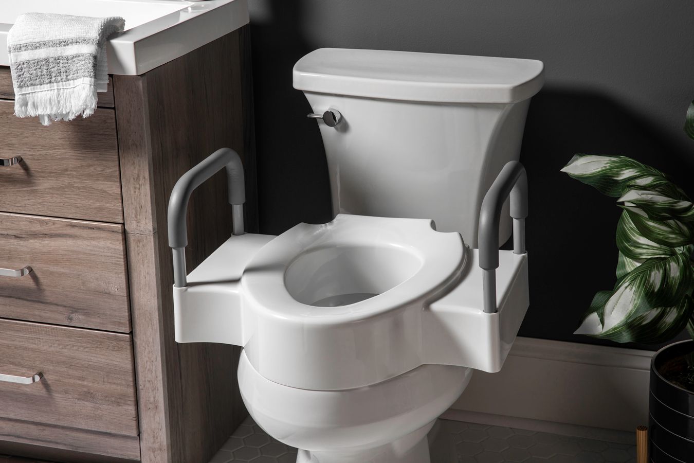 Rise™ Asiento Sanitario Elevado Básico de 4.5" + Brazos de Soporte