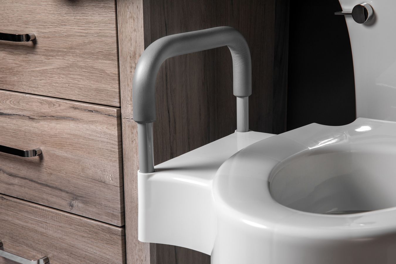 Rise™ Asiento Sanitario Elevado Básico de 4.5" + Brazos de Soporte