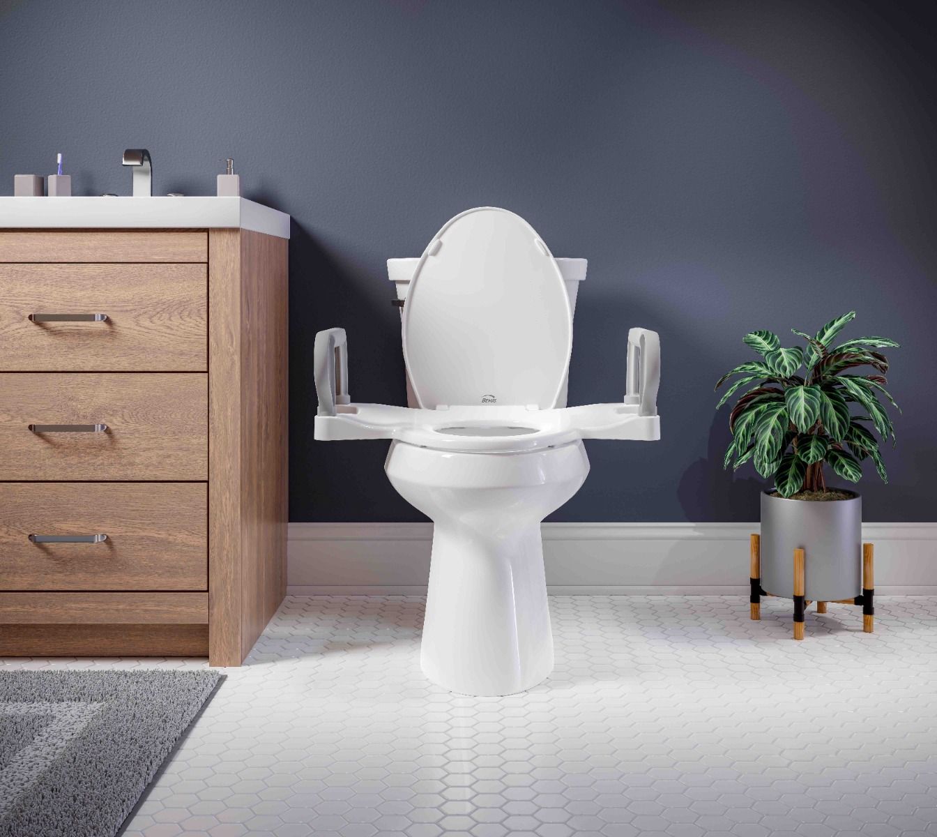 Assist™ Asiento Sanitario Premium con Altura Estándar + Brazos de Soporte