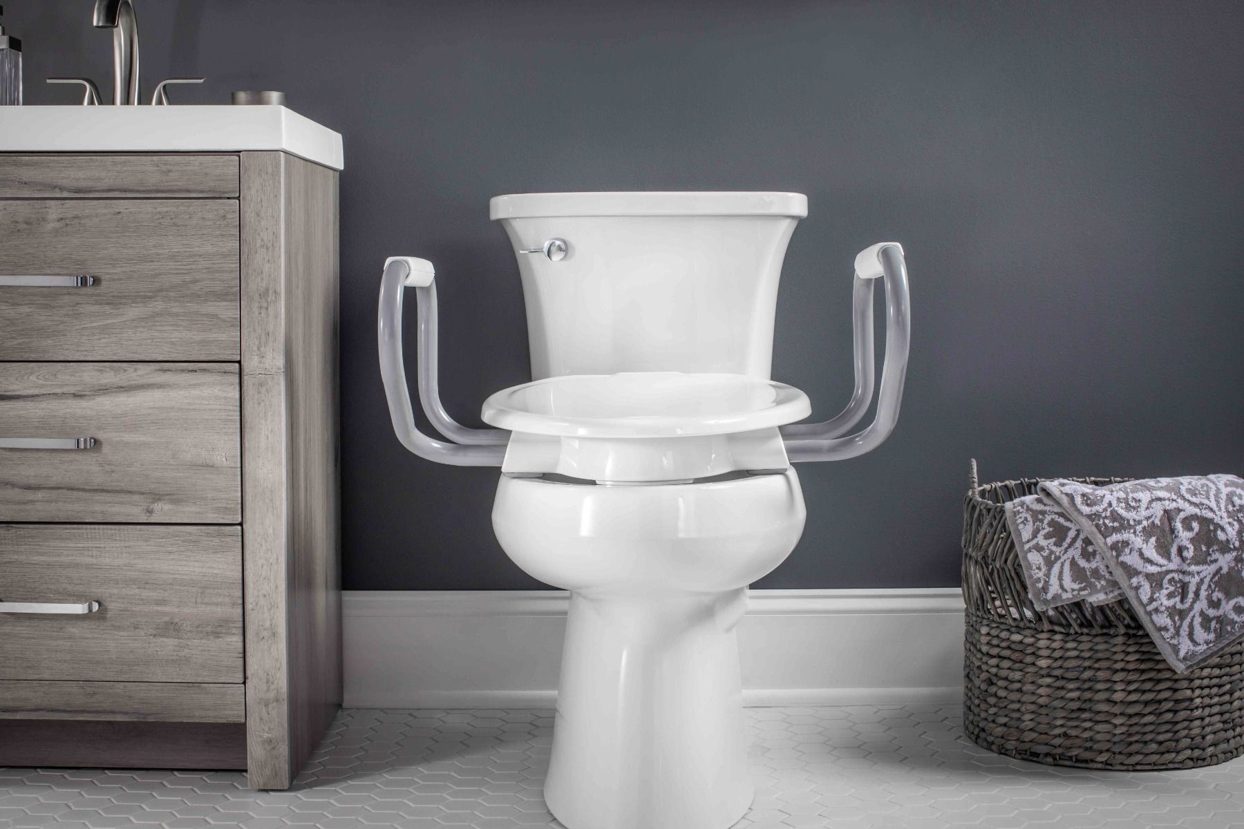 Assurance® Asiento Sanitario Elevado Premium con Altura de 3" Clean Shield™ + Brazos de Soporte