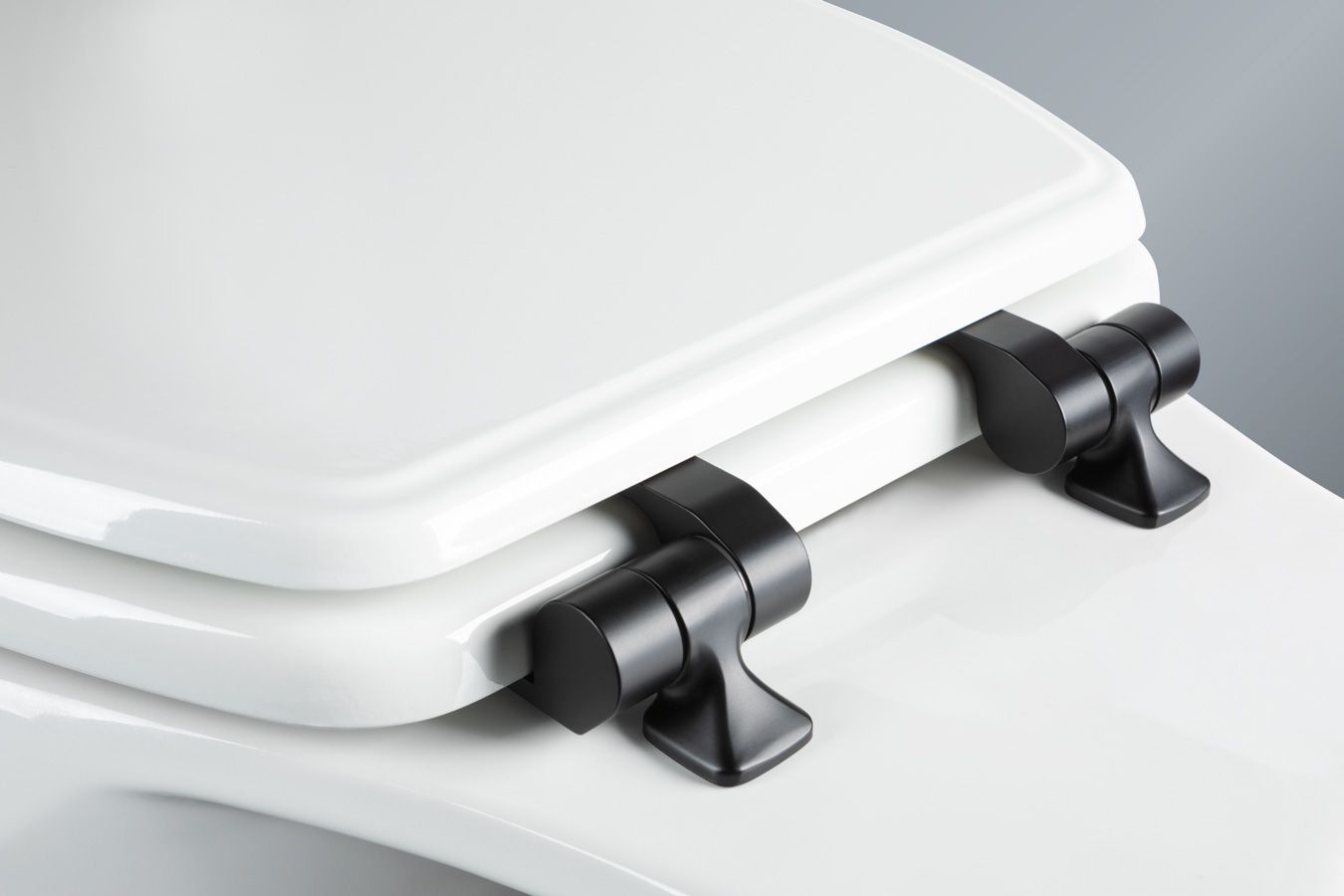 Asiento para sanitario Weston™ alargado blanco de madera con bisagras color negro mate
